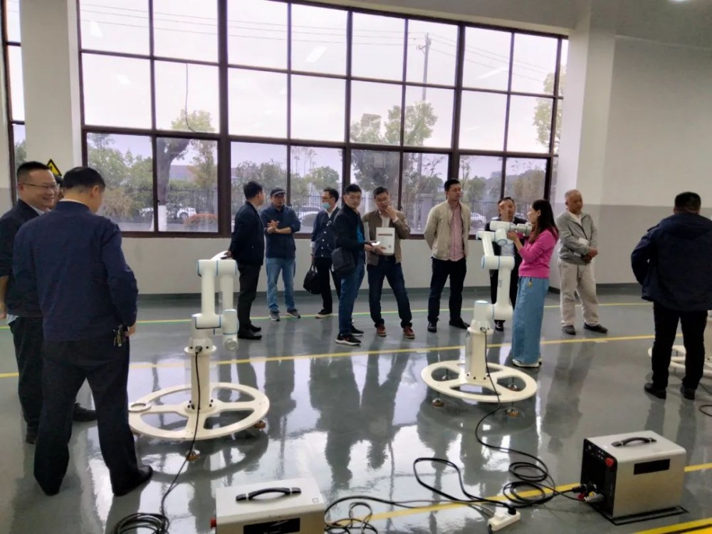 欢迎黄石经济开发区领导与湖北工业大学专家莅临海默工厂 —— 工业机器人技术引领智能制造新篇章